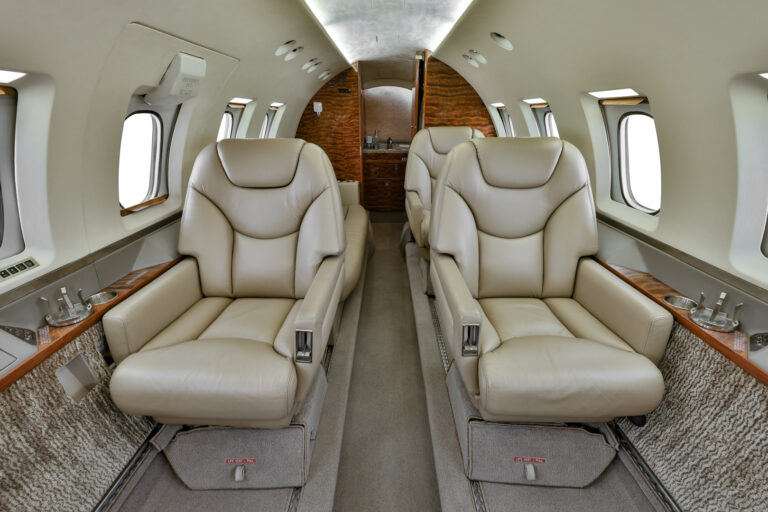 Hawker N337WR-13