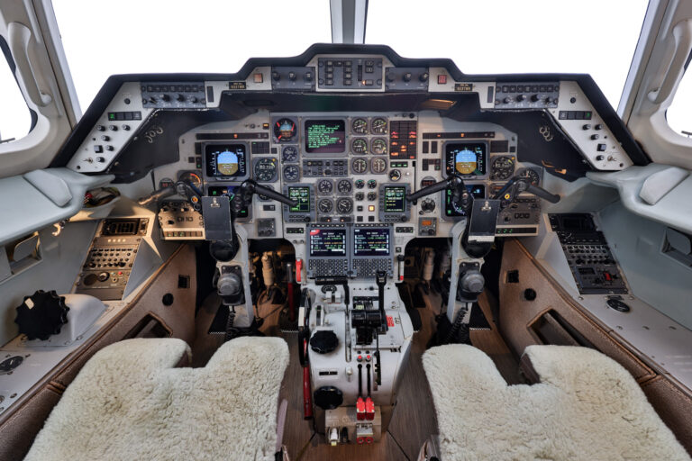 Hawker N337WR-3